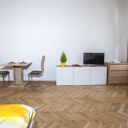 Beautiful Central Apartment Thamova Praha Bagian luar foto