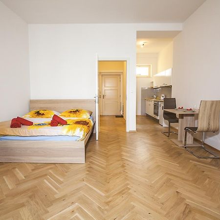 Beautiful Central Apartment Thamova Praha Bagian luar foto