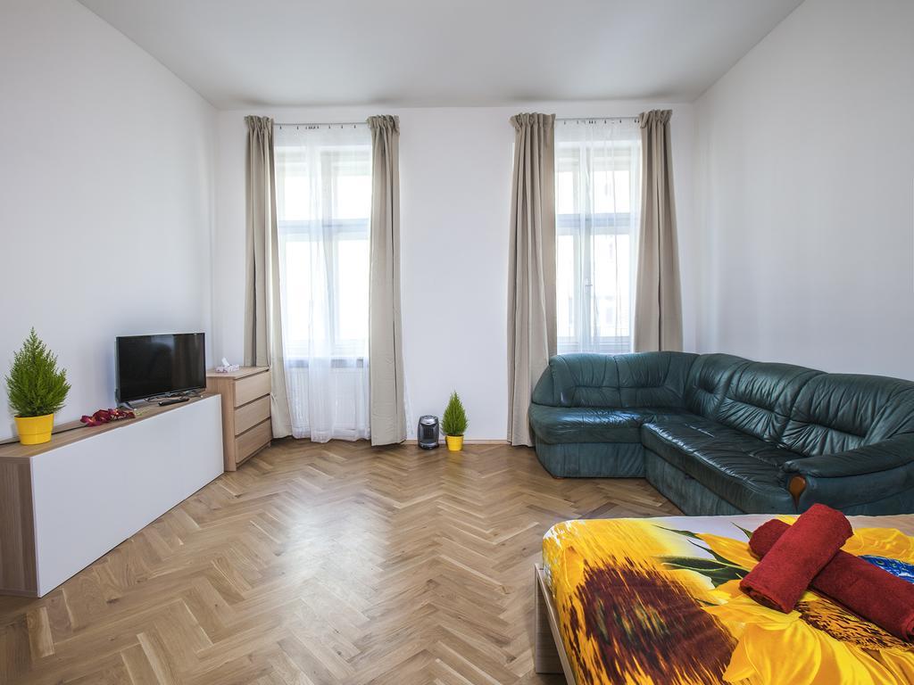 Beautiful Central Apartment Thamova Praha Bagian luar foto