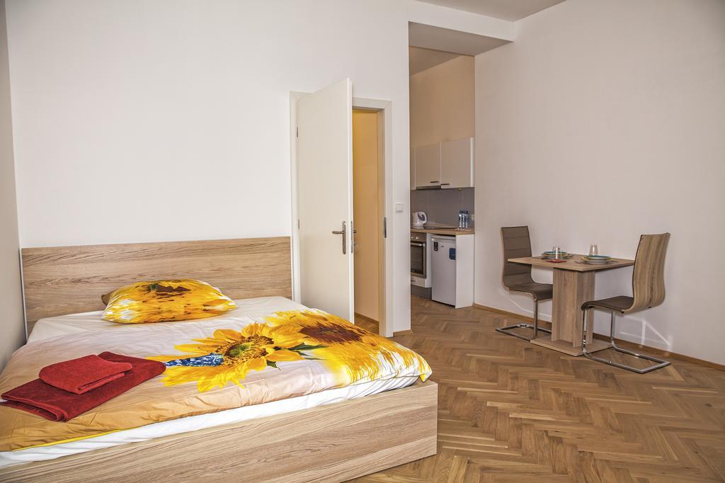 Beautiful Central Apartment Thamova Praha Bagian luar foto