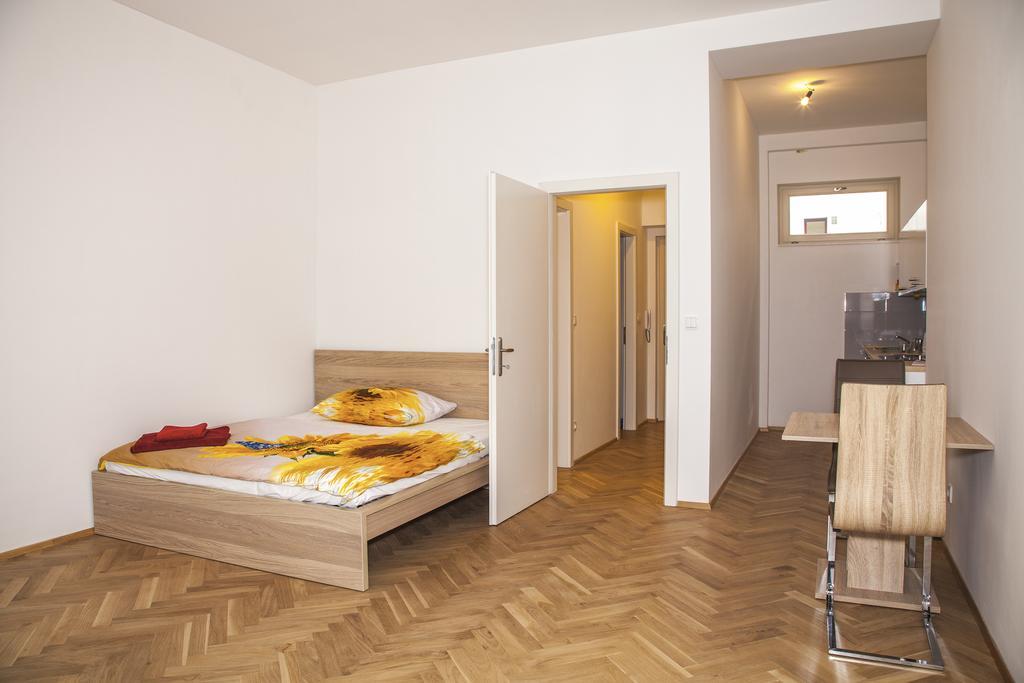 Beautiful Central Apartment Thamova Praha Bagian luar foto