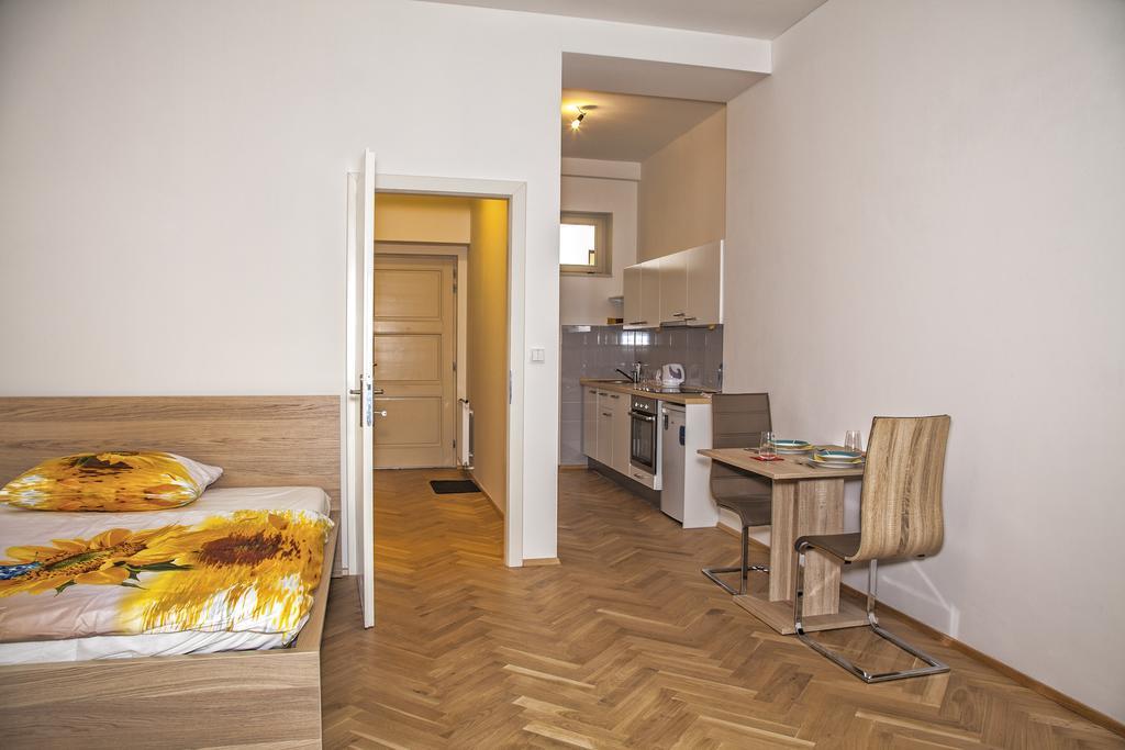 Beautiful Central Apartment Thamova Praha Bagian luar foto